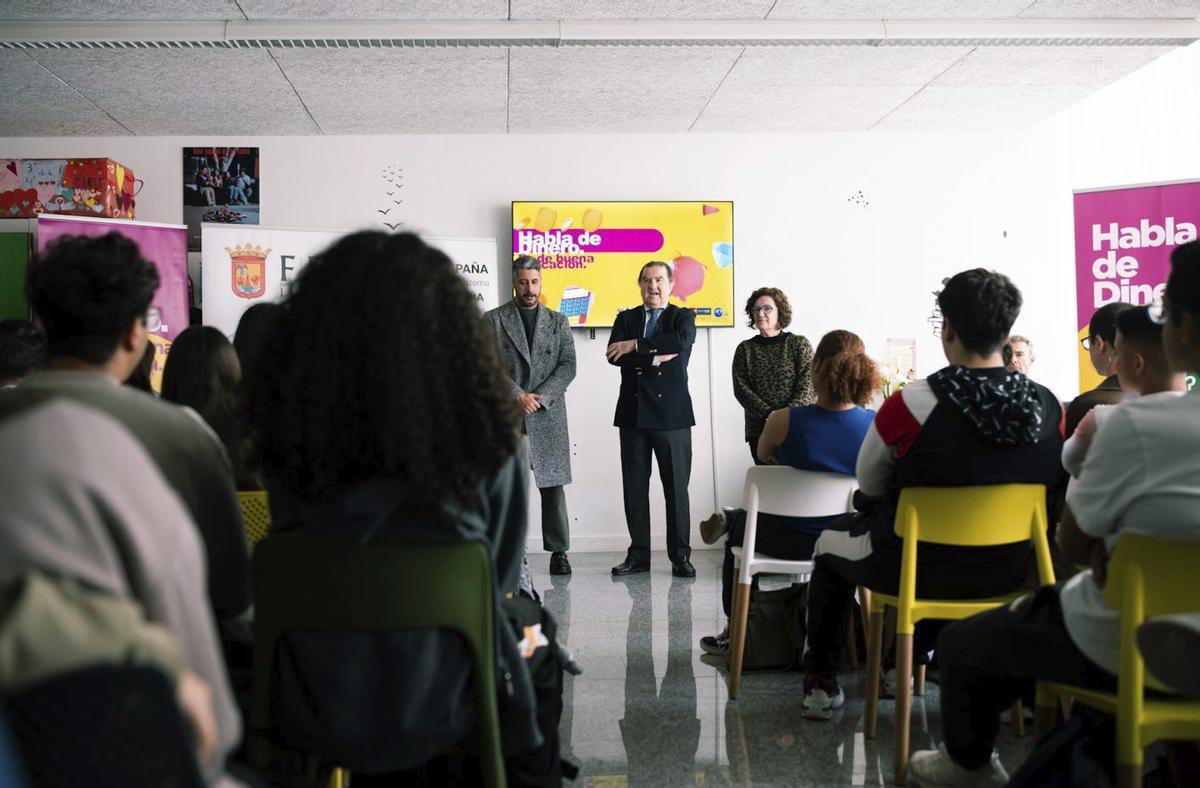 Un momento de la presentación del programa y la primera de las tres charlas, en el IES María Cebrián. |