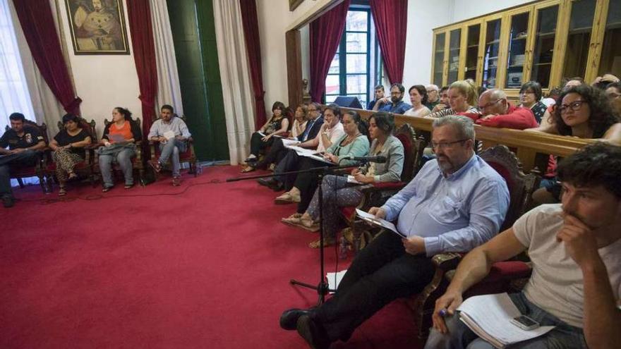 Pleno de Betanzos, con parte de la oposición en primer término.