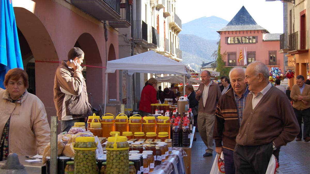 El mercat setmanal de la Seu d’Urgell al carrer Major