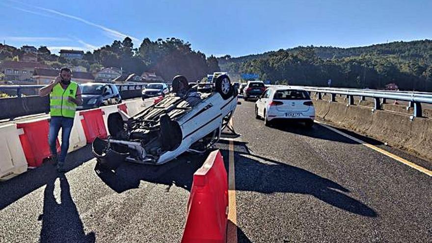 El coche volcado ayer en la VG-20.