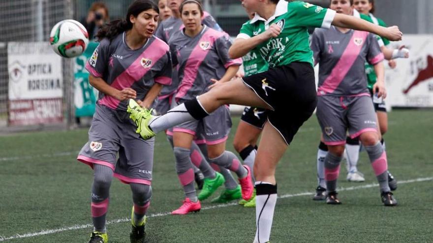 Un remate de Lucía García en un partido con el Rayo.