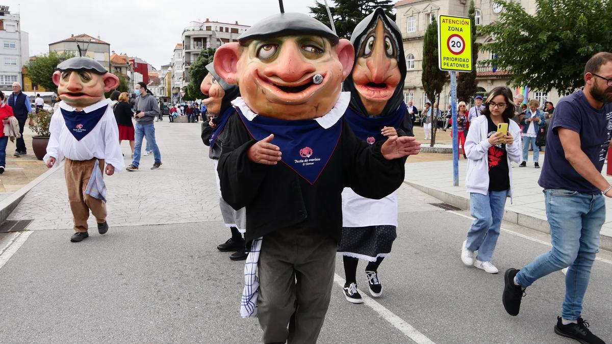 Los cabezudos de Gogue llegando a O Corgo.