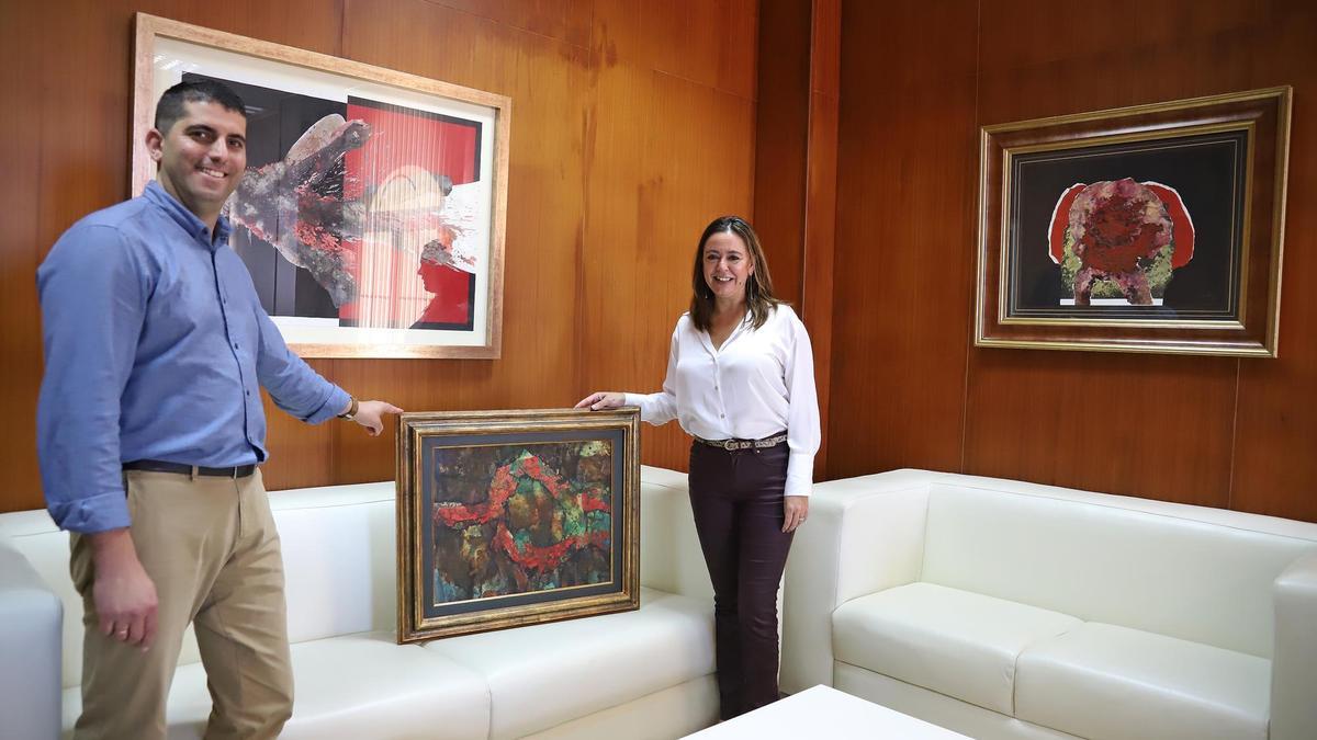 Benjamín Perdomo y María Dolores Corujo con uno de los cuadros de César Manrique compró Centros Turísticos.