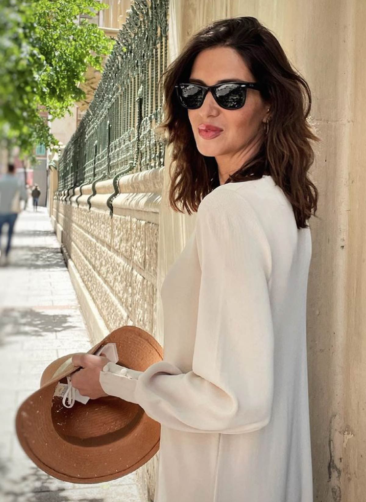 Sara Carbonero con gafas de sol y vestido crudo de Zara