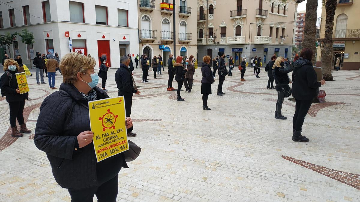 Un momento de la protesta de peluqueros y peluqueras ayer en la Plaça de Baix de Elche.