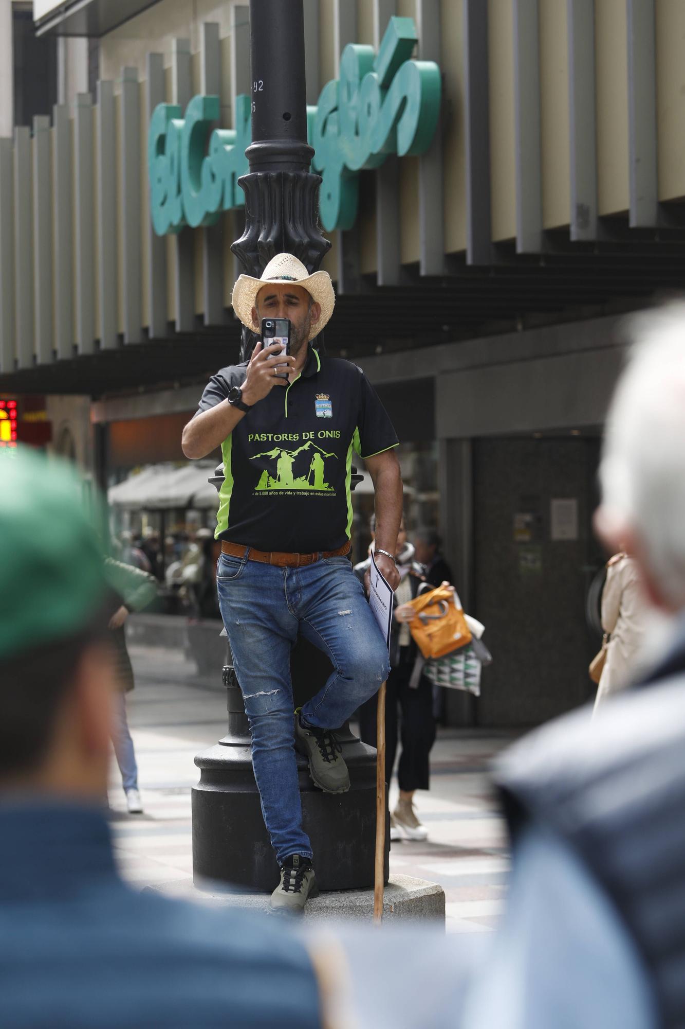 EN IMÁGENES: Así fue la tractorada de protesta del campo asturiano en Oviedo