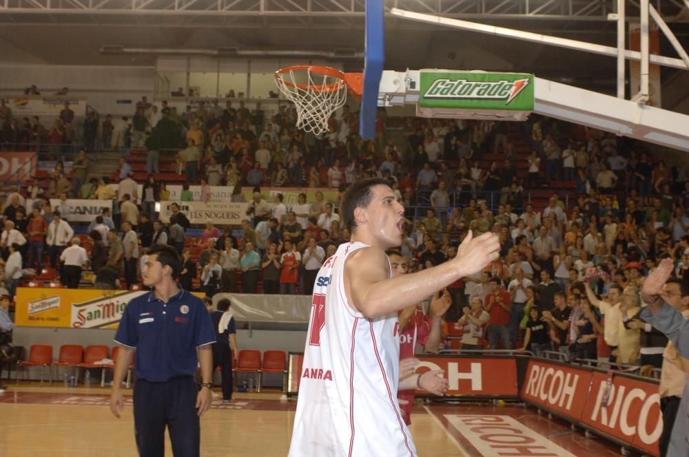 Fotos de la celebració de l'ascens a Huelva i del partit anterior al Nou Congost