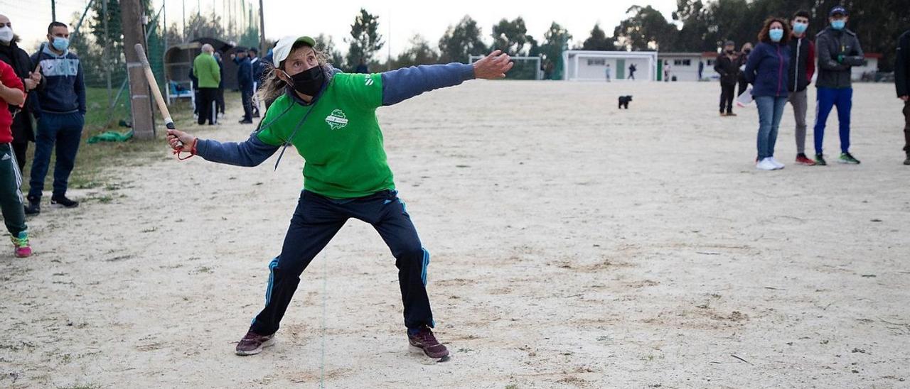 Un momento de un golpeo en el campo de O Leixo. |  // FDV