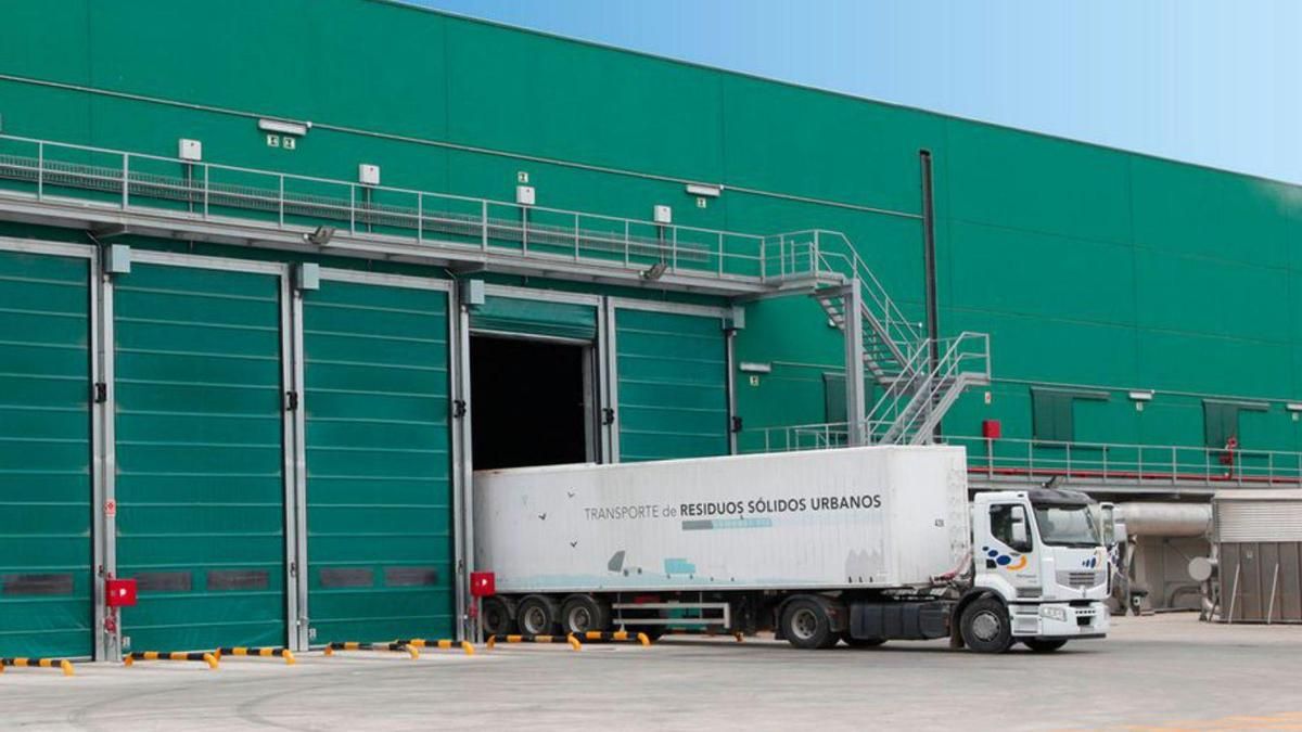 Imagen de un camión de transporte de residuos en la planta de Cervera.