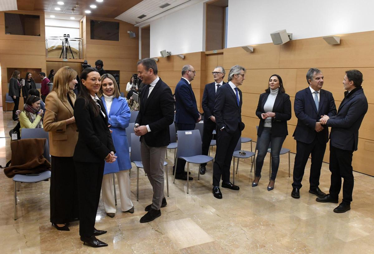 Los consejeros del Gobierno regional esperan la llegada del presidente en el Palacio de San Esteban.