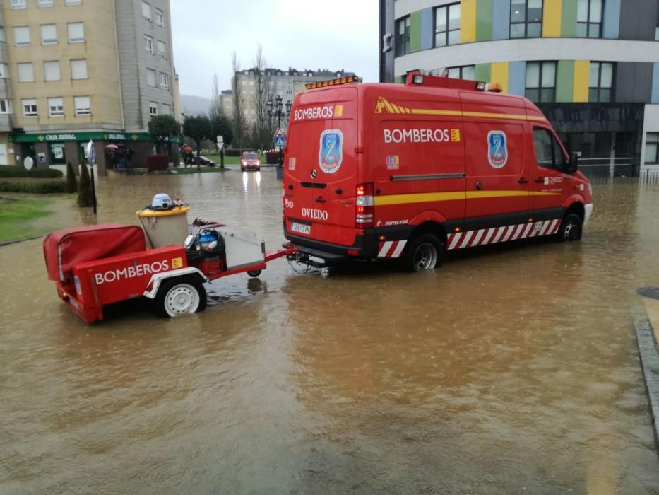 El agua anega en Oviedo la glorieta de Cerdeño