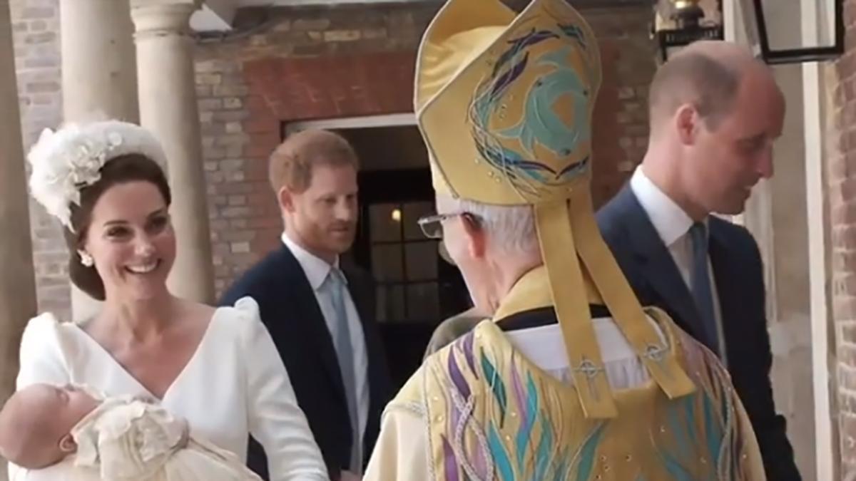 Kate Middleton con el príncipe Louis en el bautizo