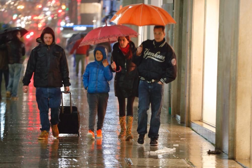 La lluvia, en el centro de Vigo // J. Lores