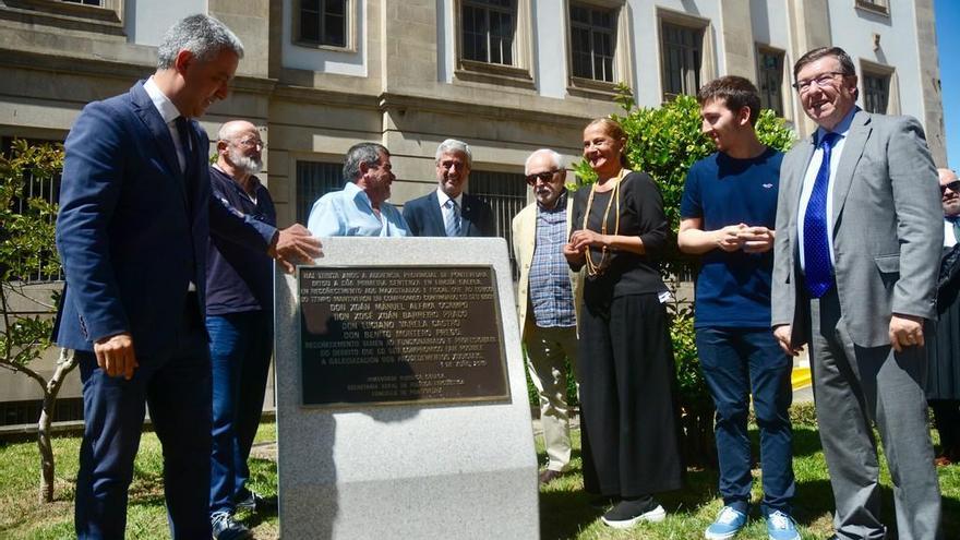 Valentín García, Juan Manuel Alfaya, Benito Montero, Xosé Xoán Barreiro, Luciano Varela, Carmela Silva, Alberto Oubiña y Carlos L. Font. // RV