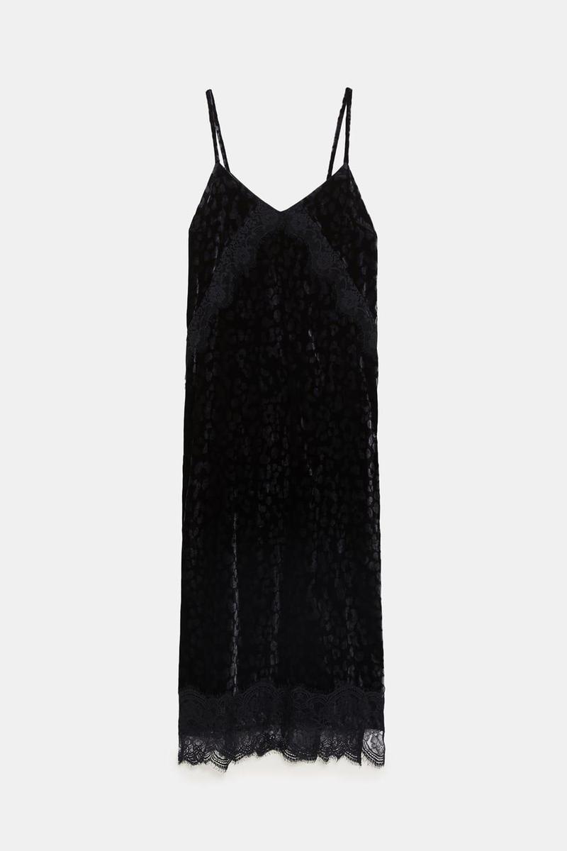 Vestido terciopelo negro de Zara. (Precio: 39, 95 euros. Precio rebajado: 25, 99 euros)