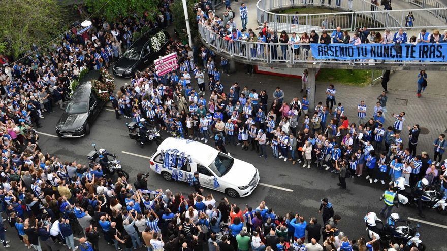 El coche con el féretro de Arsenio sale de Riazor. |  // VÍCTOR ECHAVE