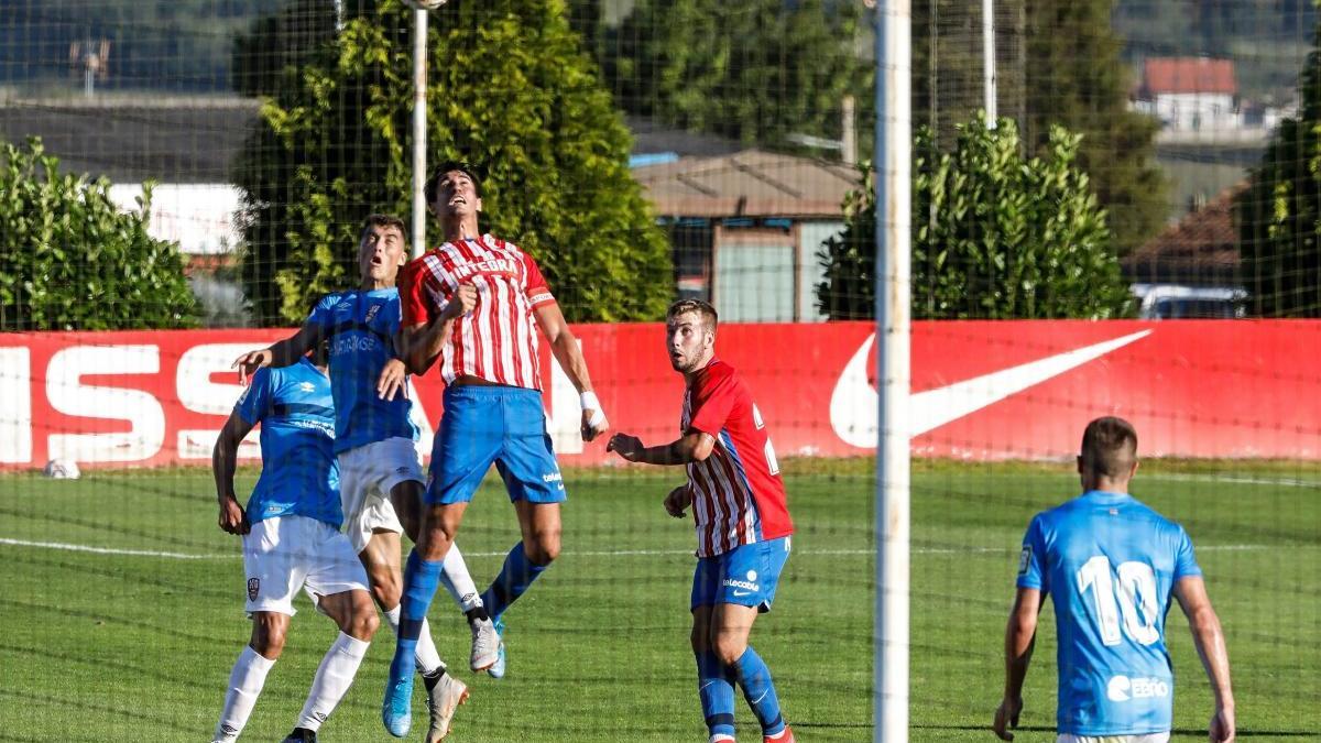 Una acción del Sporting-Logroñés.