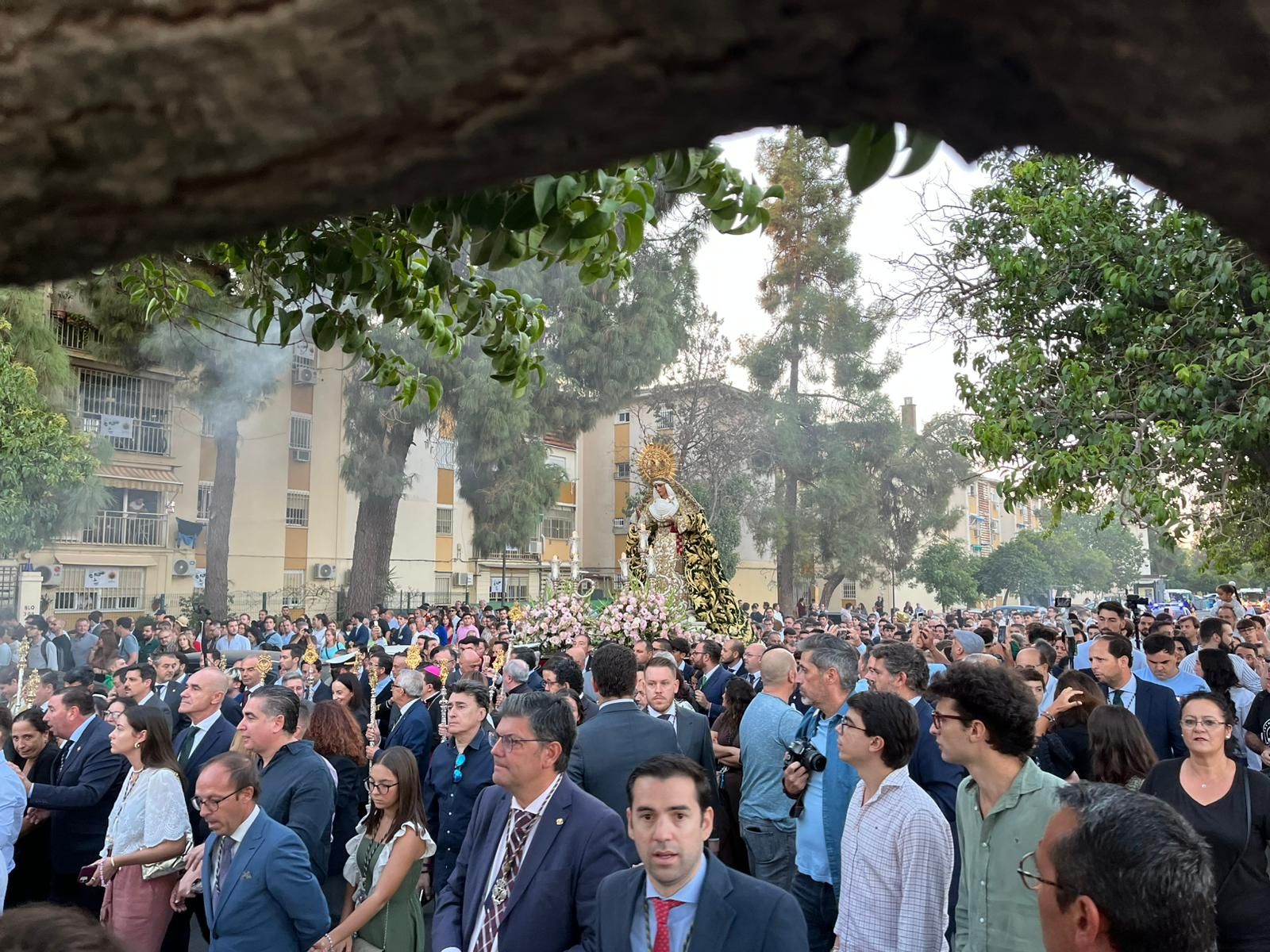 La Esperanza de Triana vuelve del Polígono Sur.