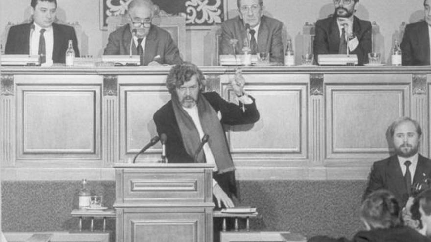 Xosé Manuel Beiras en la tribuna del Parlamento gallego en el año 1985. / loc