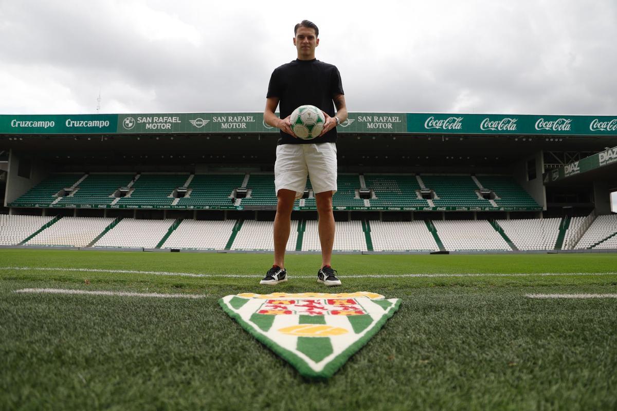 Álex Sala, junto a la alfombra personalizada del Córdoba CF en El Arcángel.