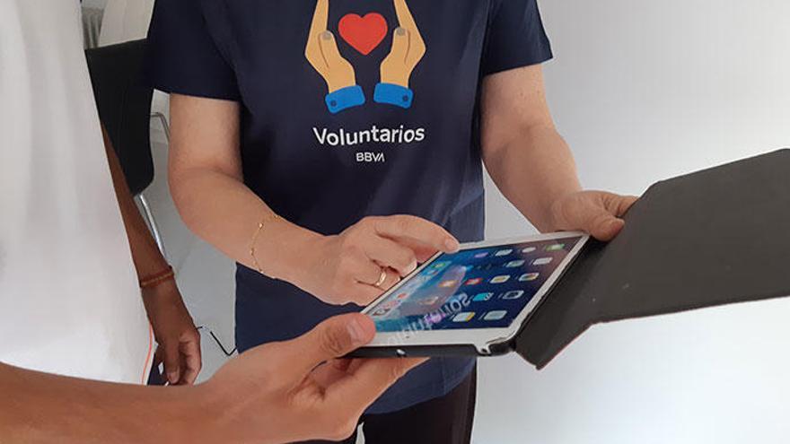 Un total de 80 mayores recibirán formación digital en Illes Balears gracias a voluntarios de BBVA y Cruz Roja