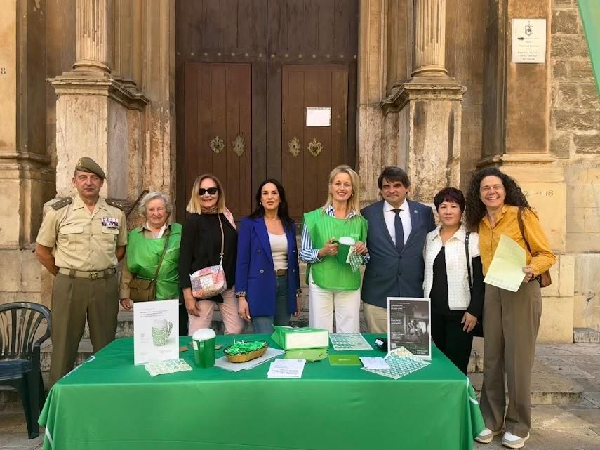 José Luis, Maria Rosa, Águeda, Rocio, Maria Dolors, José, Cristina y Montse, en la cuestación de la AECC.