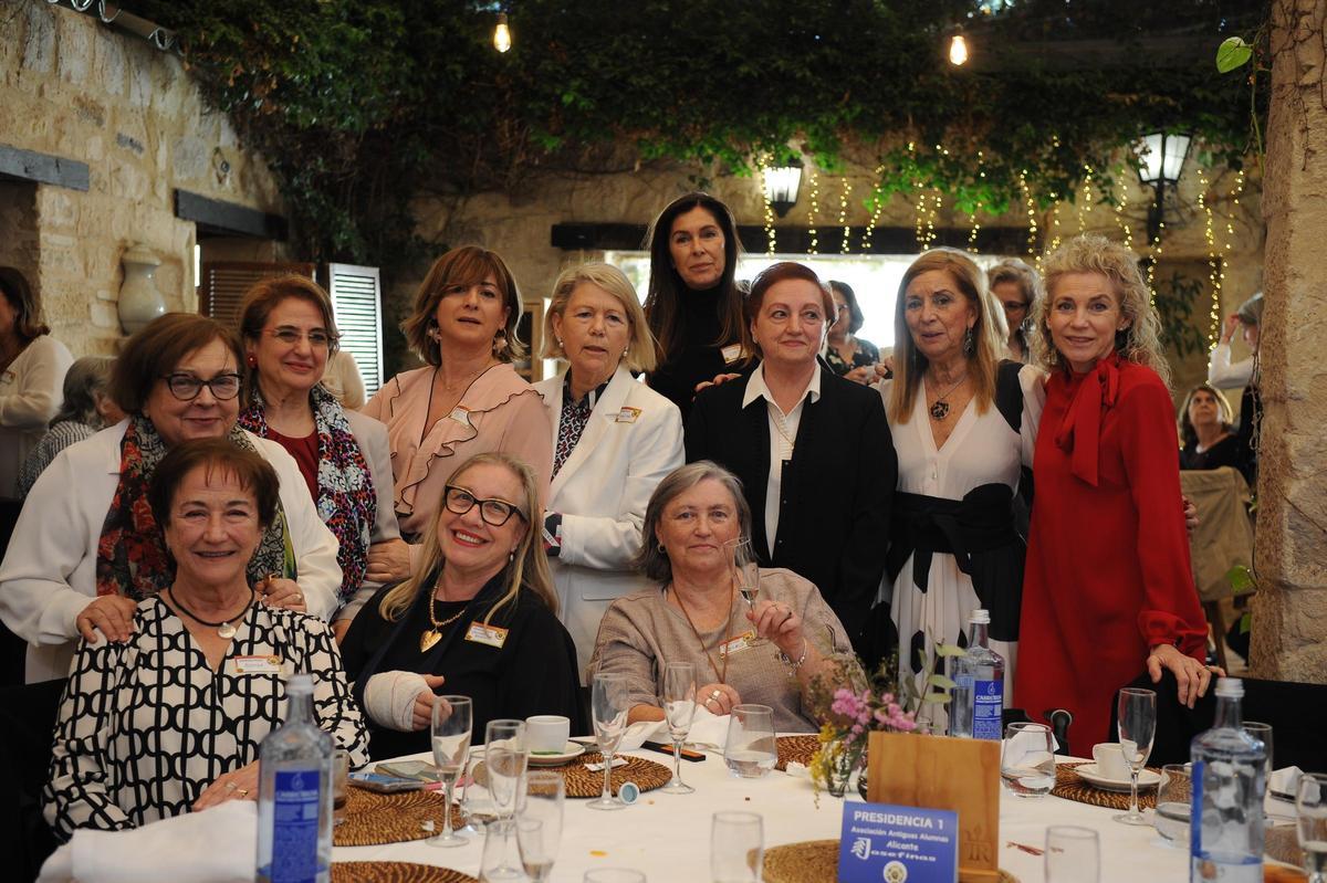 La directiva de la asociación de antiguas alumnas Josefinas La directiva de la asociación de antiguas alumnas Josefinas