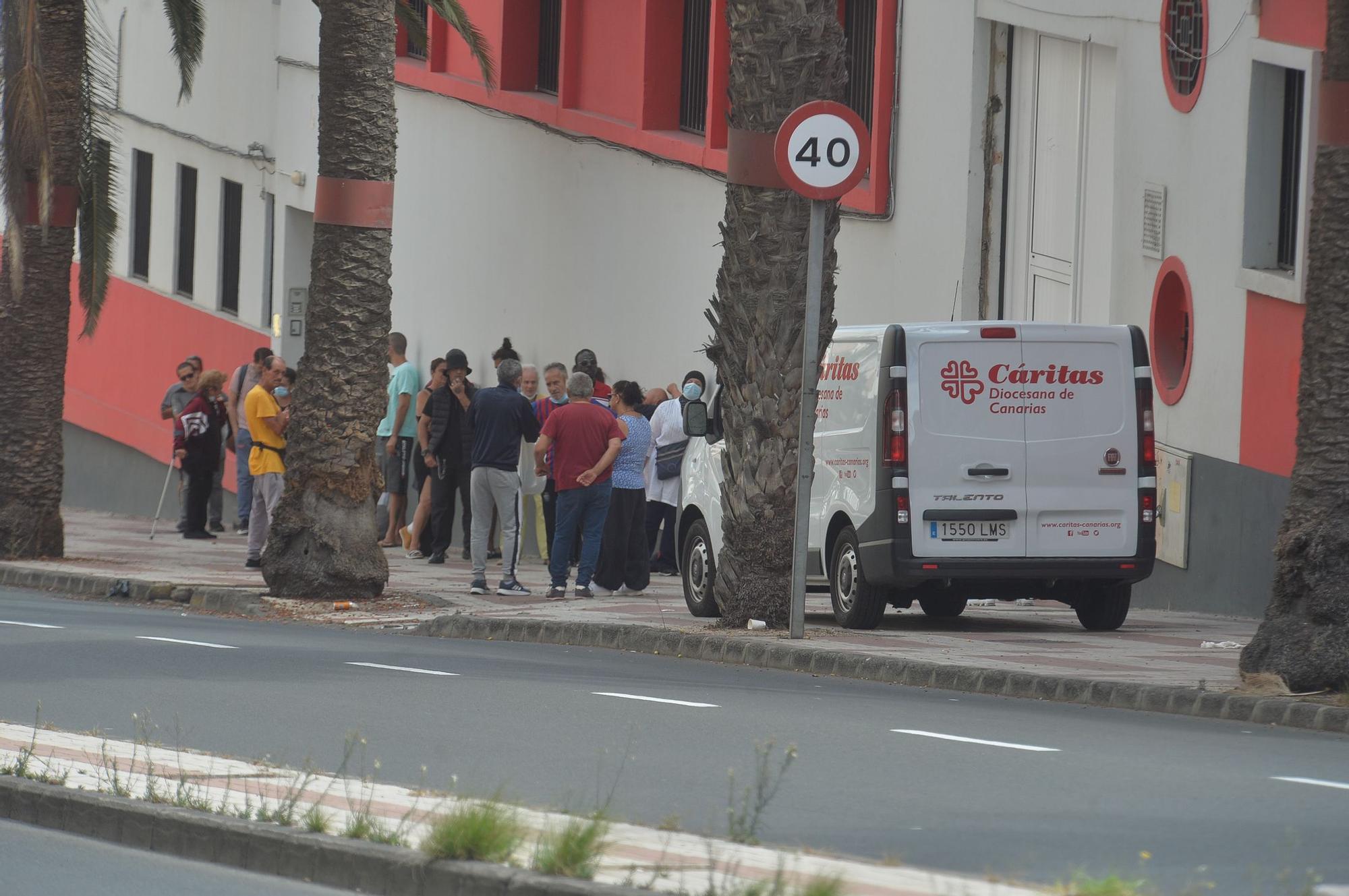 Colas en la sede de caritas en la Avenida de Escaleritas