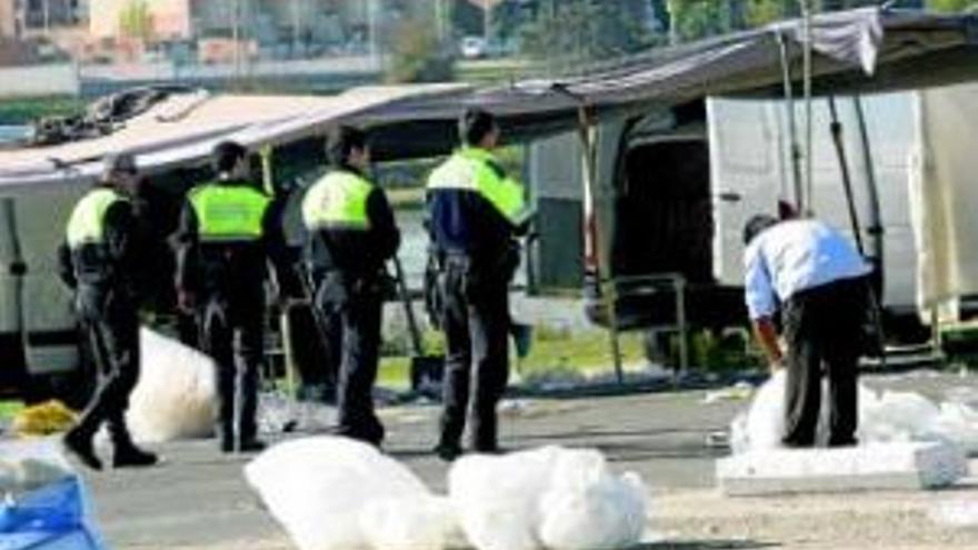 Primeras multas para los puestos del mercadillo por dejar basuras