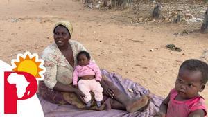 Georgina Ncube, una mujer abandonada por su marido, y dos de sus siete hijos.