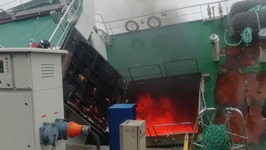 Llamas y humo originados en el buque.