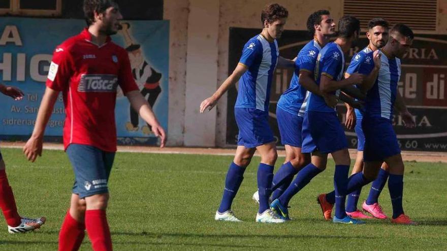 Los jugadores del Avilés tras celebrar un gol en el partido ante el Praviano.