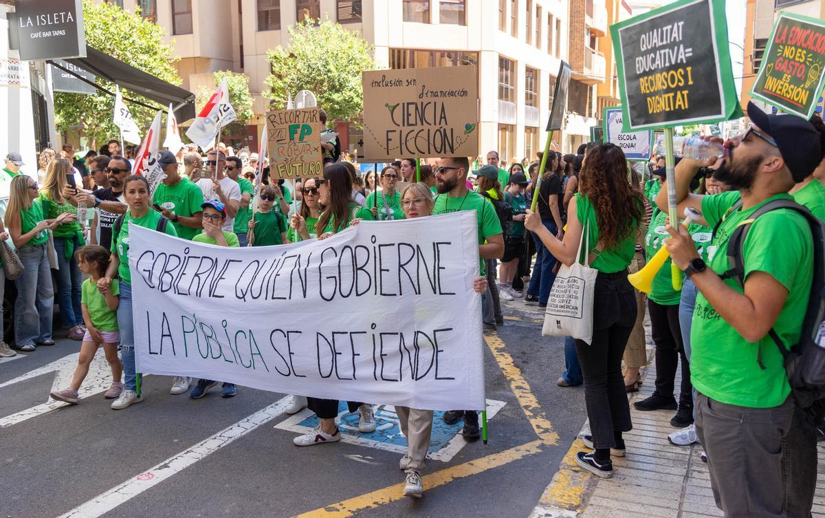Las calles de Alicante se tiñen de verde por la manifestación de profesores el primer día de huelga de educación