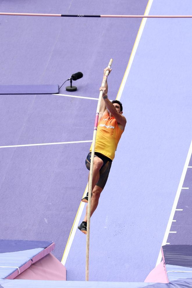  Jorge Ureña compite en la prueba de salto de pértiga durante la competición en Decathlon de los Juegos olímpicos París 2024. 