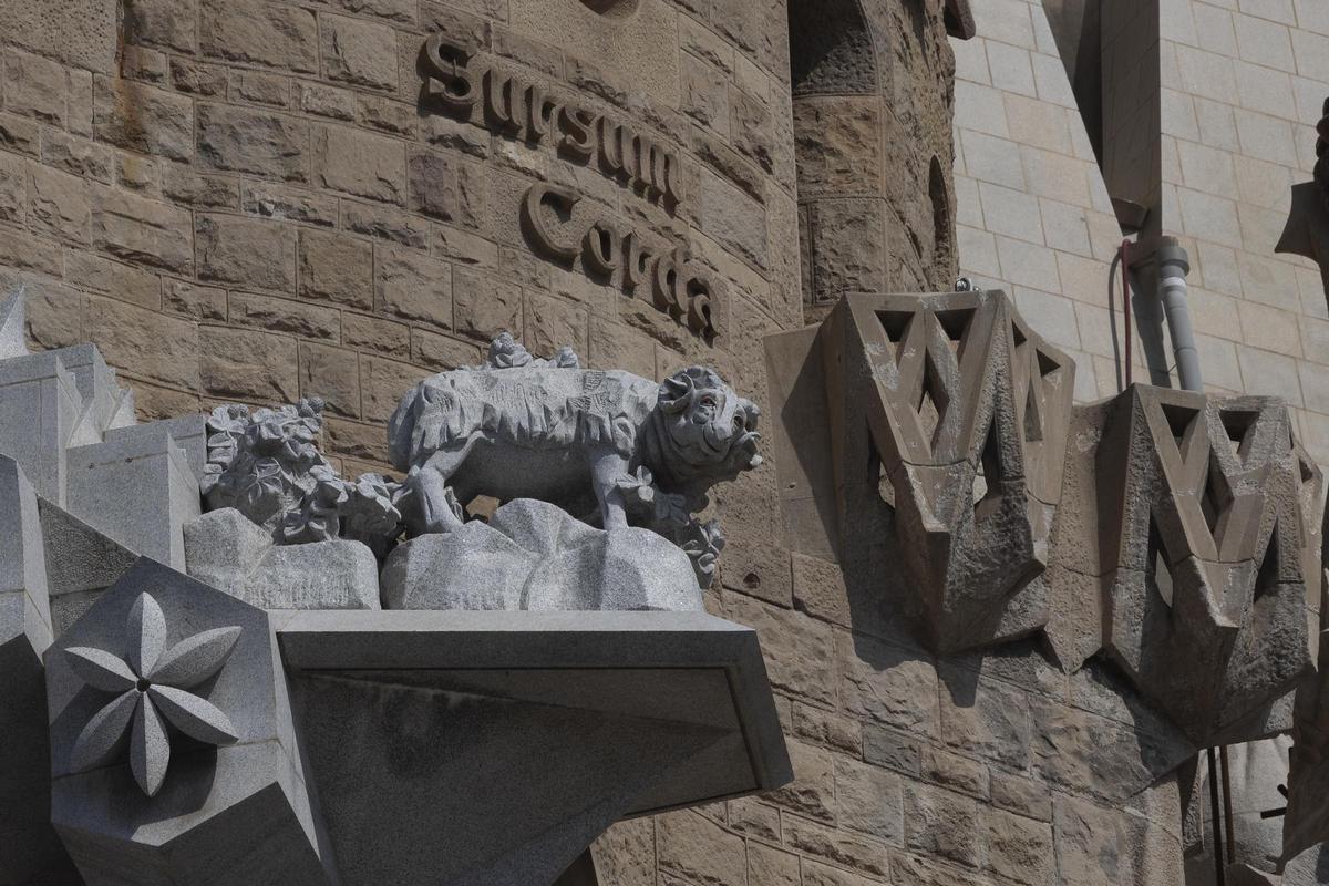 Cabras y pastores entre las esculturas de la fachada de la Pasión de la Sagrada Familia