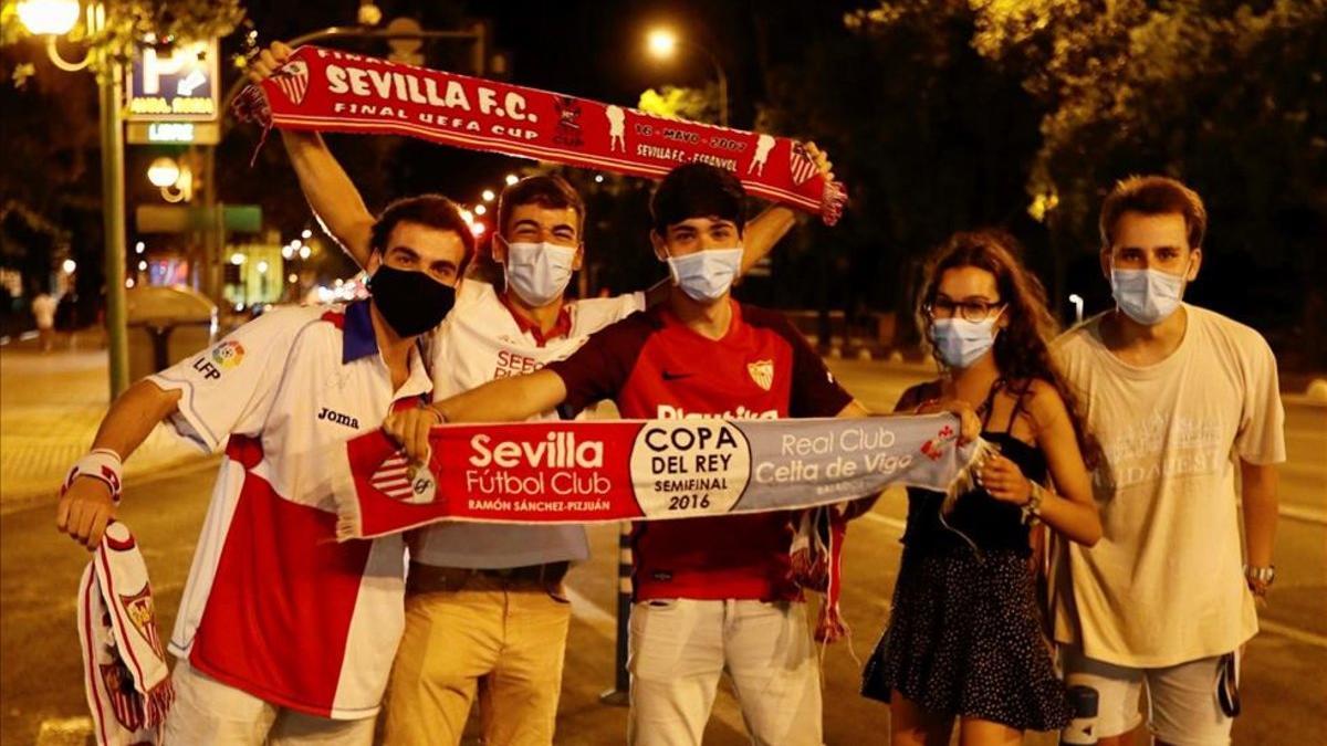 Los hinchas del Sevilla celebraron en el marco de lo permitido