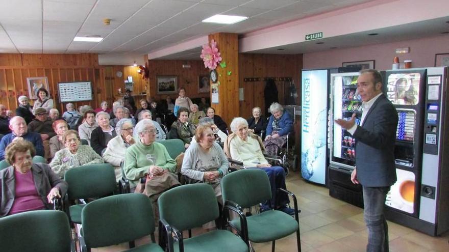 Ribó, durante la actividad que ayer se celebró en la residencia Faustino Sobrino de Llanes.