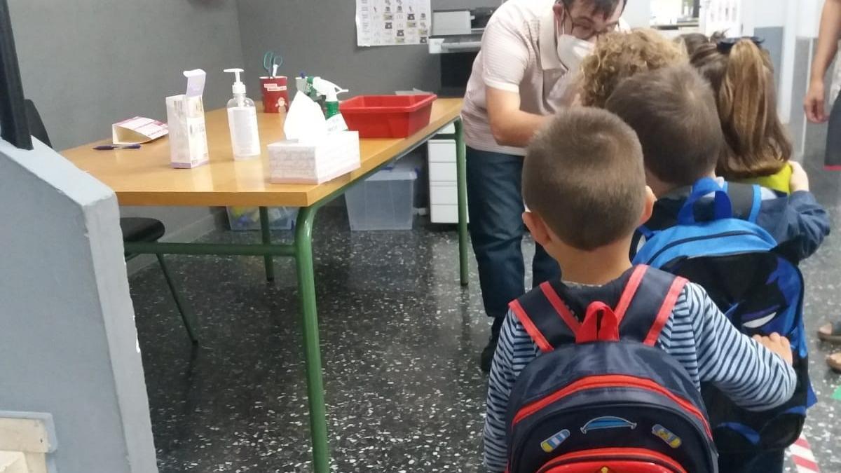 Niños hacen fila antes de entrar a clase