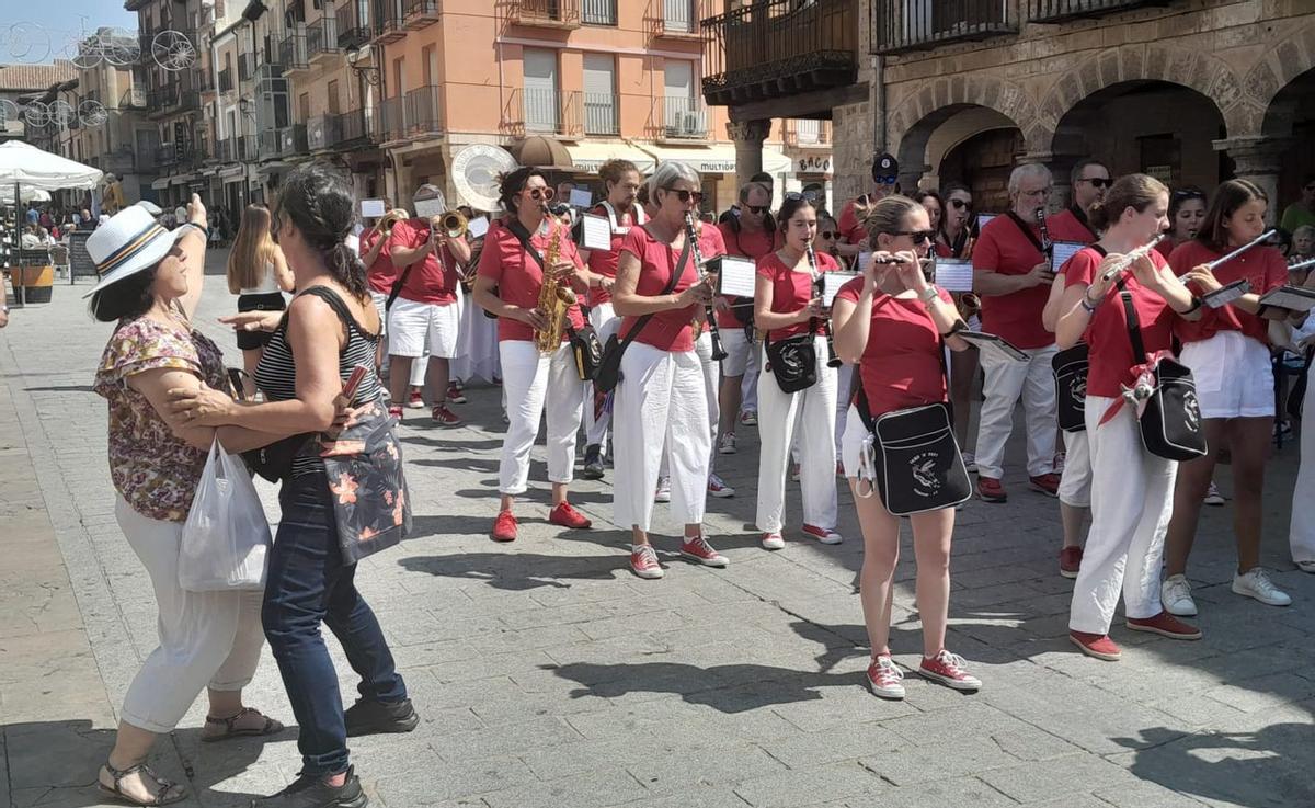 Un animado pasacalles durante las fiestas de Toro. | Carmen Toro