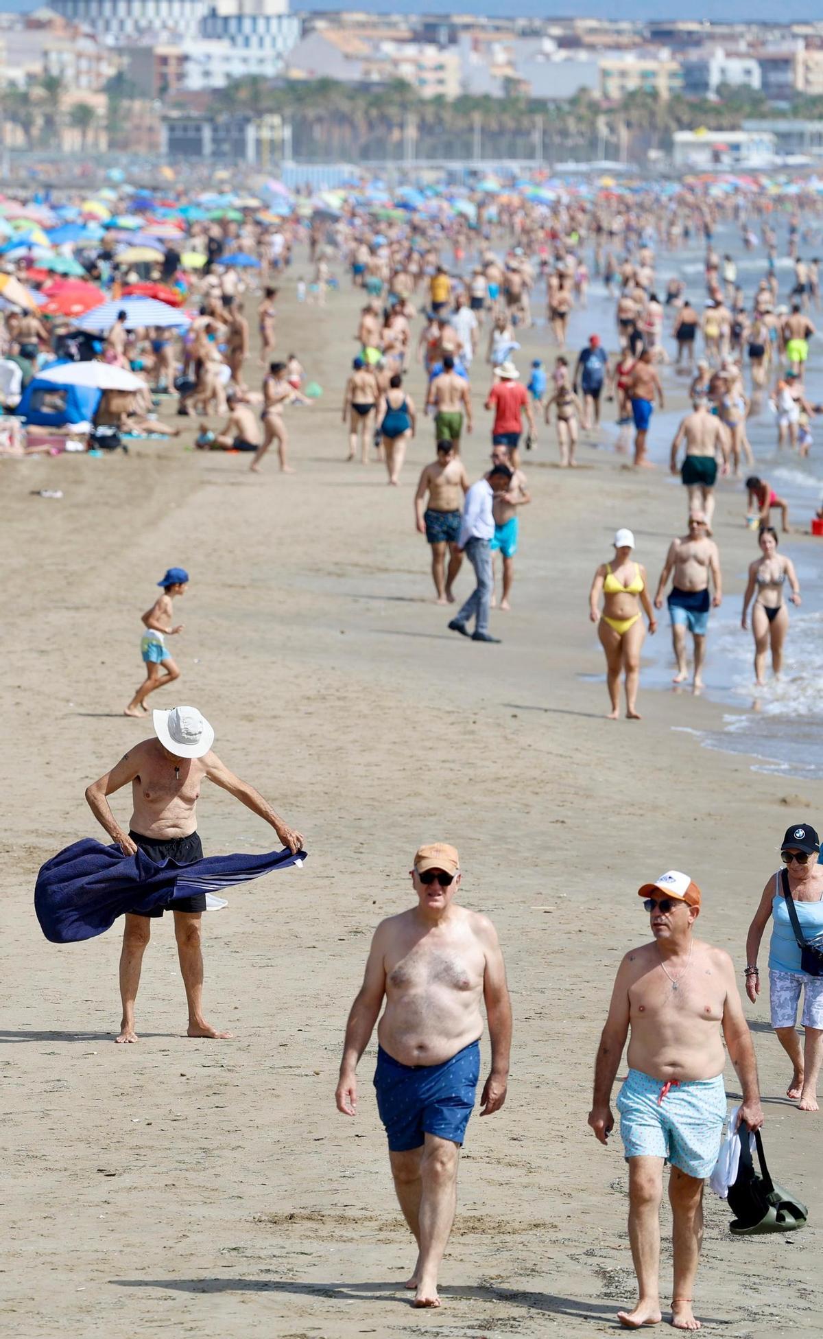 Las playas de València se llenan ante las altas temperaturas