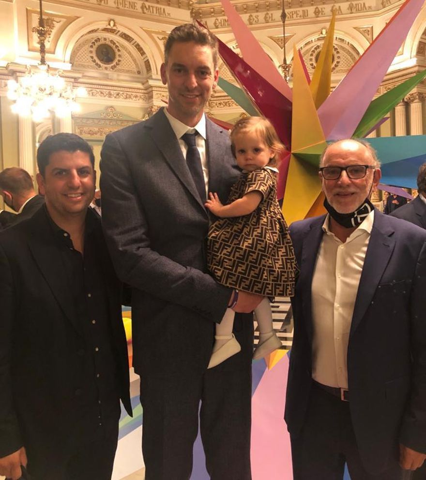 Casal, junto a Pau y su hija, y el fisioterapeuta Joaquín Juan, en el Liceu.