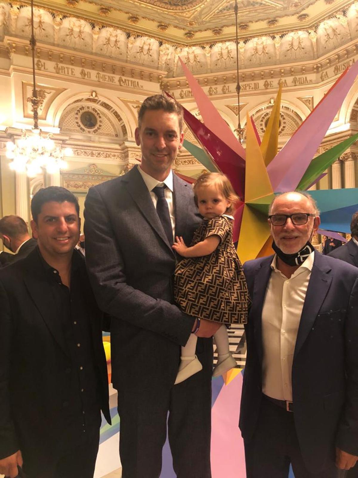 Casal, junto a Pau y su hija, y el fisioterapeuta Joaquín Juan, en el Liceu. |