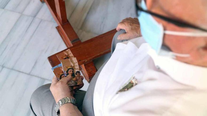 Un devoto en la capilla de la Virgen del Carmen de Huelin, este 16 de julio.