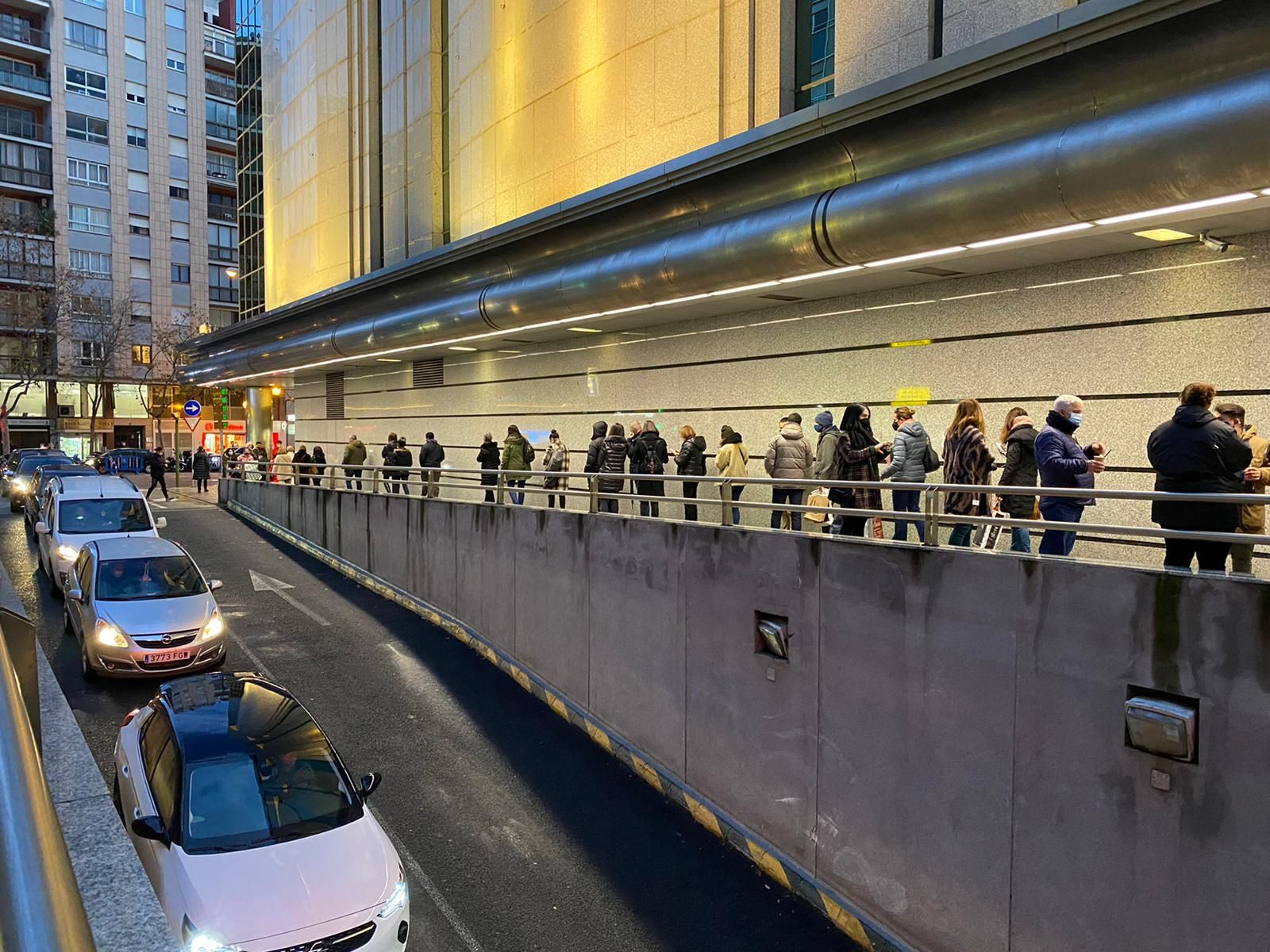 Largas colas en los centros comerciales de Palma