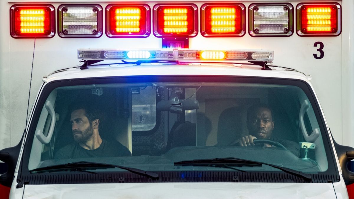 Jake Gyllenhaal y Yahya Abdul-Mateen II, en 'Ambulance. Plan de huida', de Michael Bay.