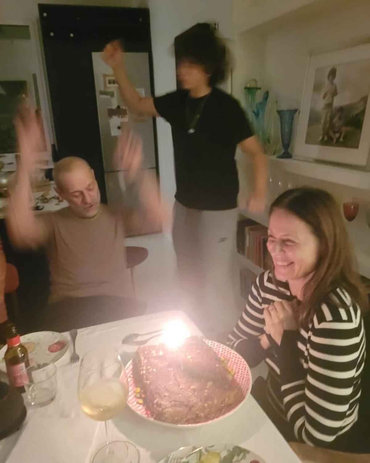 La actriz celebrara su cumpleaños junto a familiares y amigos en la cocina de su piso en Madrid