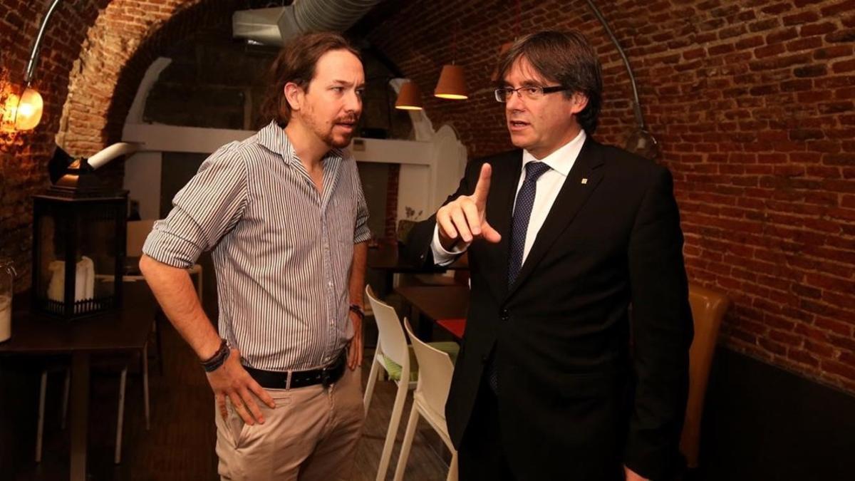 Pablo Iglesias y Carles Puigdemont, este lunes, durante el encuentro que han mantenido en un restaurante de Madrid.