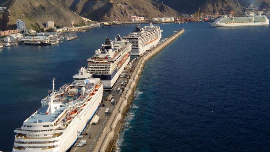 Imagen panorámica de tres cruceros atracados y otro entrando al Puerto de Santa Cruz de Tenerife.