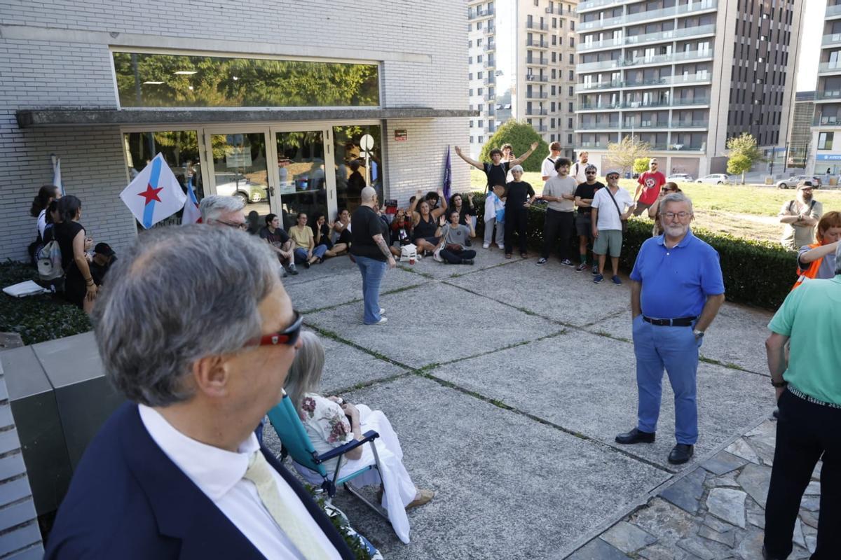 Decenas de jóvenes entran en el Centro Sociocultural de Santa Marta para impedir el acto de Vox en Santiago