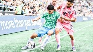 Jordi Alba pelea por un balón en la final de la Leagues Cup en Seattle.